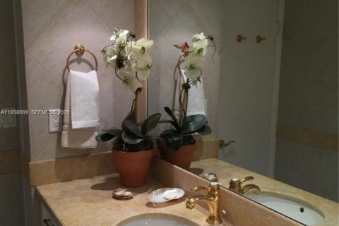 Снять в аренду кондоминиум в Ки-Бискейн, Флорида 2 спальни, 165.55м2, № 1995797 - фото 10