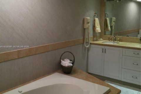 Снять в аренду кондоминиум в Ки-Бискейн, Флорида 2 спальни, 165.55м2, № 1995797 - фото 13