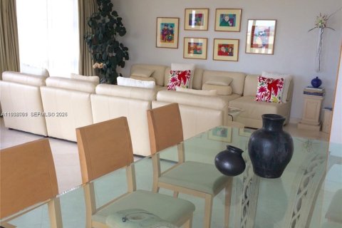 Снять в аренду кондоминиум в Ки-Бискейн, Флорида 2 спальни, 165.55м2, № 1995797 - фото 2