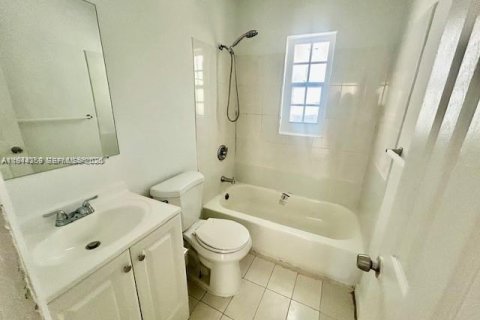 House in Miami, Florida 2 bedrooms, 75.25 sq.m. № 2001572 - photo 6