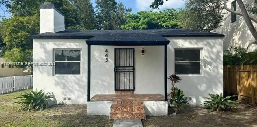 House in Miami, Florida 2 bedrooms, 75.25 sq.m. № 2001572