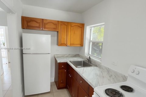 House in Miami, Florida 2 bedrooms, 75.25 sq.m. № 2001572 - photo 8