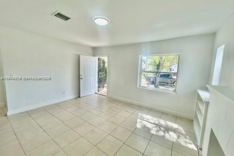 House in Miami, Florida 2 bedrooms, 75.25 sq.m. № 2001572 - photo 2