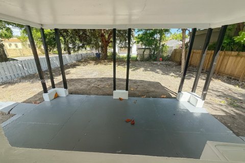 House in Miami, Florida 2 bedrooms, 75.25 sq.m. № 2001572 - photo 11