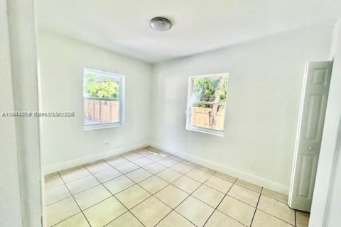 House in Miami, Florida 2 bedrooms, 75.25 sq.m. № 2001572 - photo 7