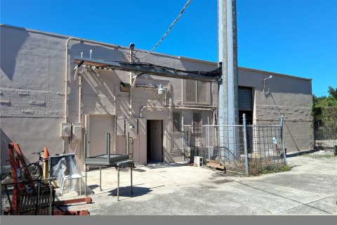 Commercial property in Miami, Florida № 2039962