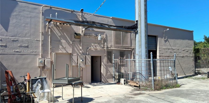 Commercial property in Miami, Florida № 2039962