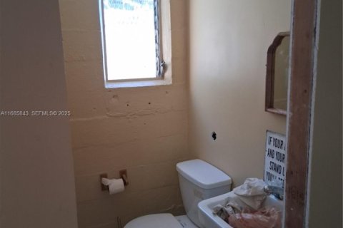 Commercial property in Miami, Florida № 2039962 - photo 2