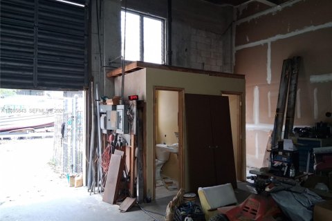 Commercial property in Miami, Florida № 2039962 - photo 11