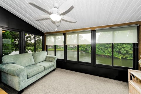Condo in New Port Richey, Florida, 2 bedrooms № 2236485 - photo 2