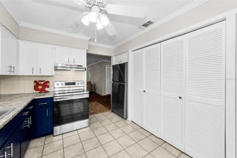 Condo in New Port Richey, Florida, 2 bedrooms № 2236485 - photo 11