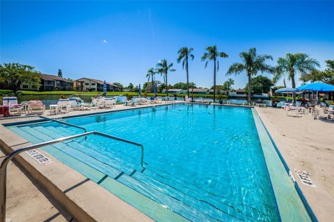 Condo in New Port Richey, Florida, 2 bedrooms № 2236485 - photo 4