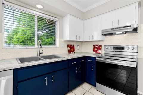 Condo in New Port Richey, Florida, 2 bedrooms № 2236485 - photo 9