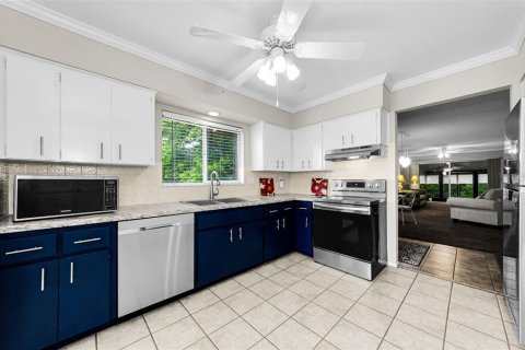 Condo in New Port Richey, Florida, 2 bedrooms № 2236485 - photo 8
