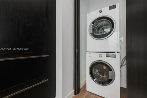 Condominio en alquiler en Miami, Florida, 2 dormitorios, 108.6 m2 № 2174026 - foto 18