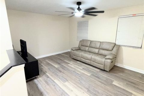 House in Davenport, Florida 5 bedrooms, 264.03 sq.m. № 1834676 - photo 4