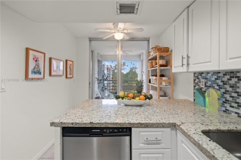 Купить кондоминиум в Норт-Майами-Бич, Флорида 2 спальни, 112.69м2, № 1994347 - фото 9