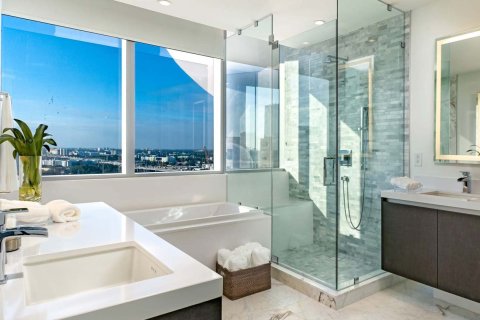 Apartment in PARAMOUNT WORLD CENTER  in Miami, Florida 2 bedrooms, 151 sq.m. № 26569 - photo 1