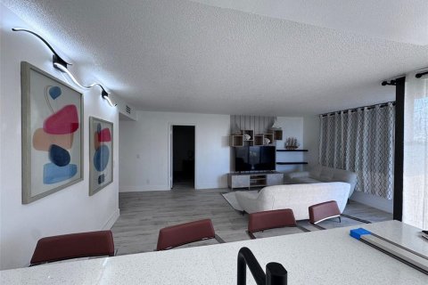 Condo in Tierra Verde, Florida, 2 bedrooms  № 1821201 - photo 6