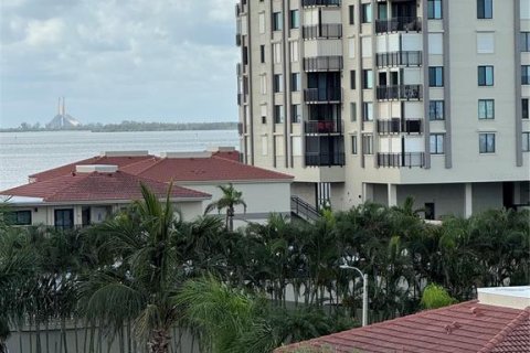 Condo in Tierra Verde, Florida, 2 bedrooms  № 1821201 - photo 1
