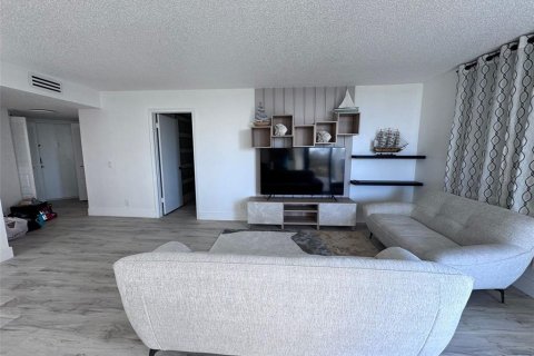 Condo in Tierra Verde, Florida, 2 bedrooms  № 1821201 - photo 4