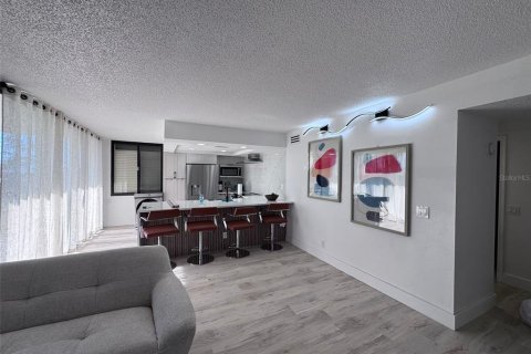 Condo in Tierra Verde, Florida, 2 bedrooms  № 1821201 - photo 5