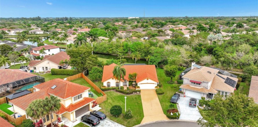 House in Coral Springs, Florida 4 bedrooms, 240.8 sq.m. № 1054668