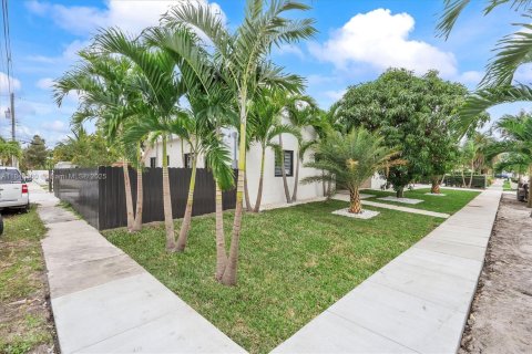 Casa en venta en Hialeah, Florida, 6 dormitorios, 86.96 m2 № 1844216 - foto 4