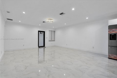 Casa en venta en Hialeah, Florida, 6 dormitorios, 86.96 m2 № 1844216 - foto 27