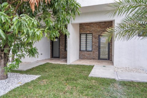Casa en venta en Hialeah, Florida, 6 dormitorios, 86.96 m2 № 1844216 - foto 3