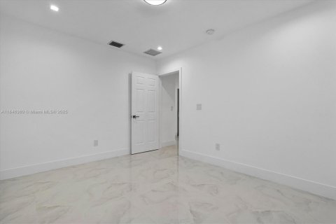 Casa en venta en Hialeah, Florida, 6 dormitorios, 86.96 m2 № 1844216 - foto 18
