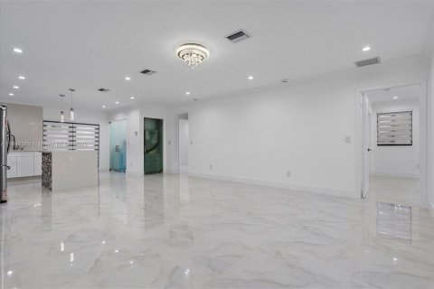 Casa en venta en Hialeah, Florida, 6 dormitorios, 86.96 m2 № 1844216 - foto 5
