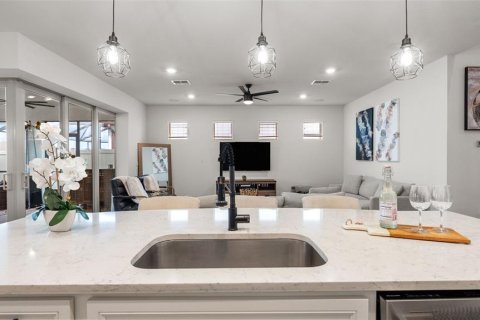 Villa ou maison à vendre à Tampa, Floride: 4 chambres, 272.95 m2 № 2427351 - photo 14