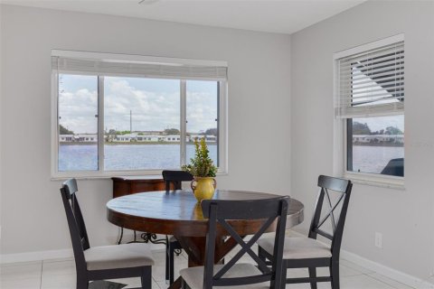 Villa ou maison à vendre à Pinellas Park, Floride: 2 chambres, 153.01 m2 № 2208688 - photo 5