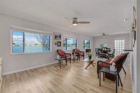 Villa ou maison à vendre à Pinellas Park, Floride: 2 chambres, 153.01 m2 № 2208688 - photo 8