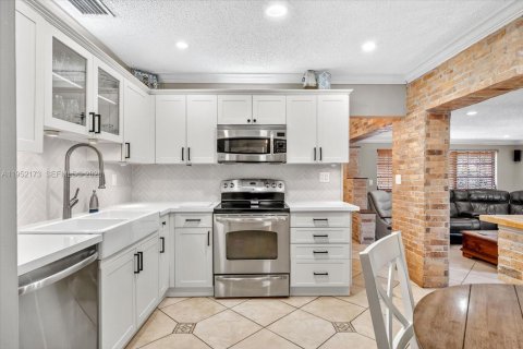 Casa en venta en Hialeah, Florida, 4 dormitorios, 152.17 m2 № 2006432 - foto 13