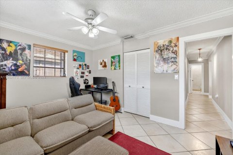 Casa en venta en Hialeah, Florida, 4 dormitorios, 152.17 m2 № 2006432 - foto 24