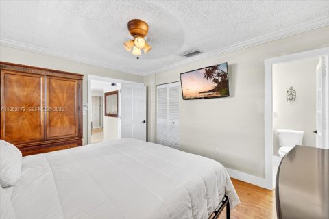 Casa en venta en Hialeah, Florida, 4 dormitorios, 152.17 m2 № 2006432 - foto 17