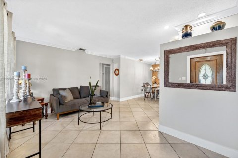 Casa en venta en Hialeah, Florida, 4 dormitorios, 152.17 m2 № 2006432 - foto 3