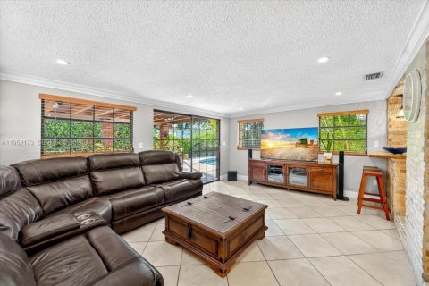 Casa en venta en Hialeah, Florida, 4 dormitorios, 152.17 m2 № 2006432 - foto 9