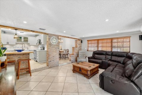 Casa en venta en Hialeah, Florida, 4 dormitorios, 152.17 m2 № 2006432 - foto 10