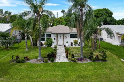 House in Hollywood, Florida 2 bedrooms, 80.82 sq.m. № 1865340 - photo 1