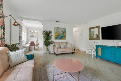 House in Hollywood, Florida 2 bedrooms, 80.82 sq.m. № 1865340 - photo 12