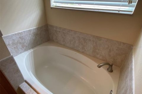 House in DeLand, Florida 3 bedrooms, 176.98 sq.m. № 1591781 - photo 30