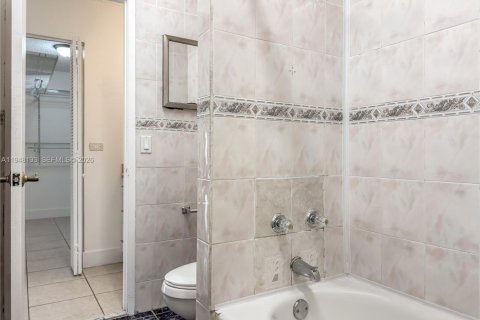 Condo in Hialeah, Florida, 2 bedrooms  № 2005055 - photo 10