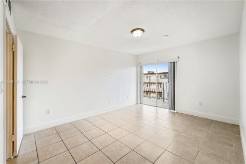 Condo in Hialeah, Florida, 2 bedrooms  № 2005055 - photo 7