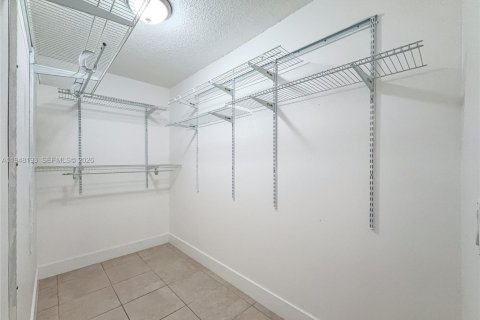 Condo in Hialeah, Florida, 2 bedrooms  № 2005055 - photo 11