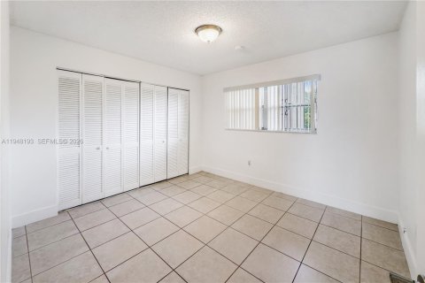 Condo in Hialeah, Florida, 2 bedrooms  № 2005055 - photo 14