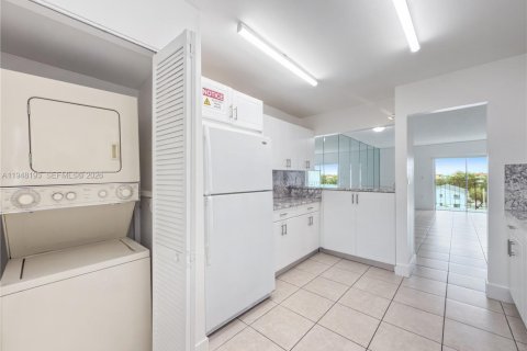 Condo in Hialeah, Florida, 2 bedrooms  № 2005055 - photo 6