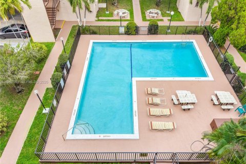Condo in Hialeah, Florida, 2 bedrooms  № 2005055 - photo 15
